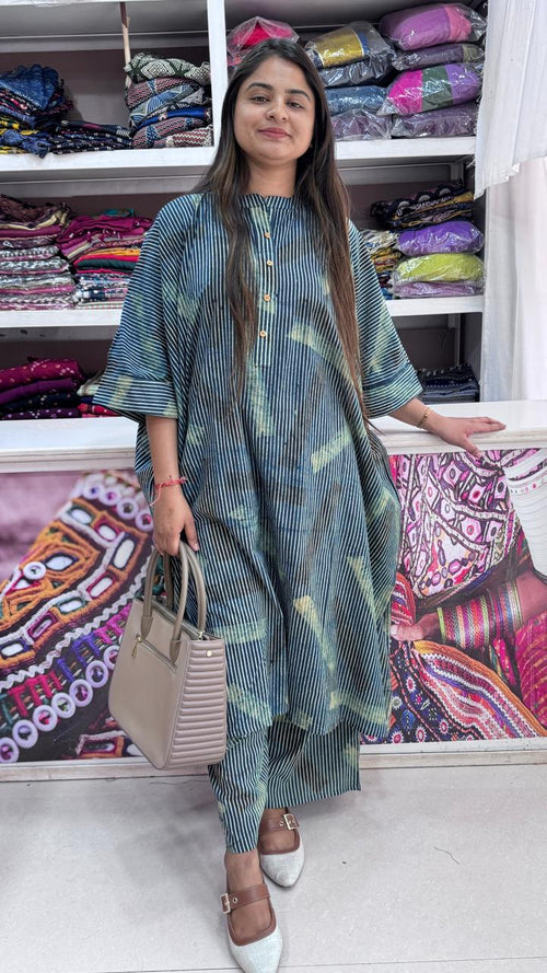 Close up of Kaftan Style Kurta Set - Kutch Poshak