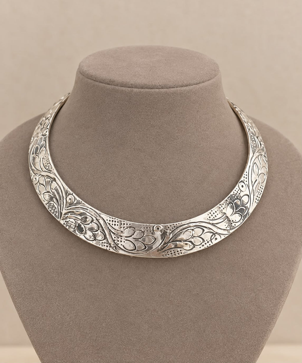 Hasli neck-piece
